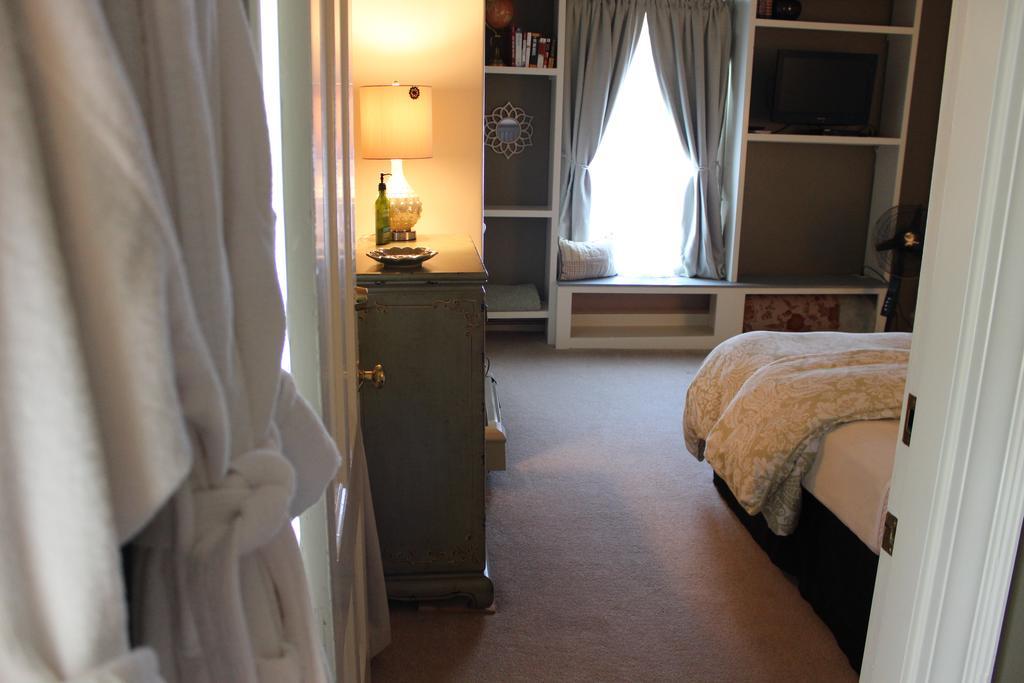 Pinecrest Inn Gorham Room photo
